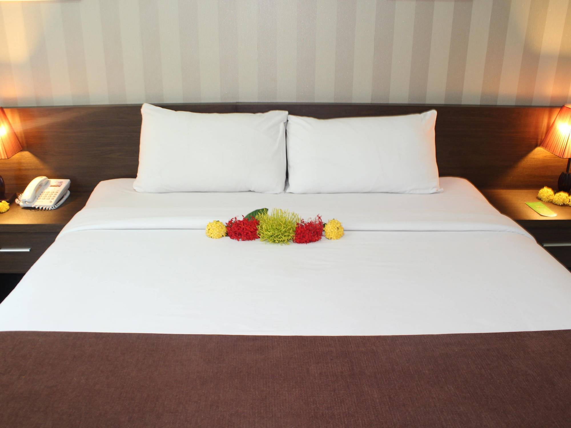 The Square Surabaya Hotel Экстерьер фото
