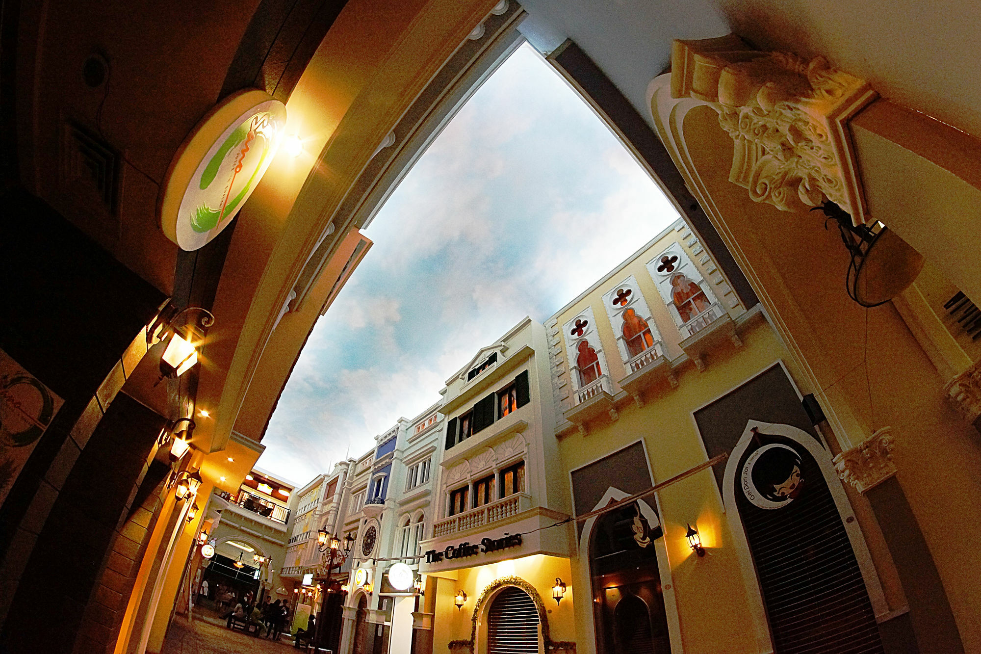 The Square Surabaya Hotel Экстерьер фото